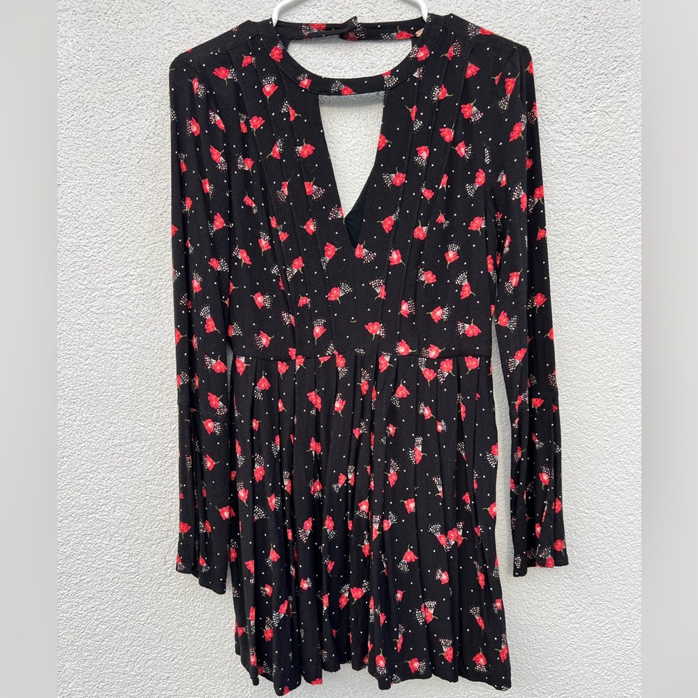 Free People size 2 black floral dress, key hole neck, size zip closure